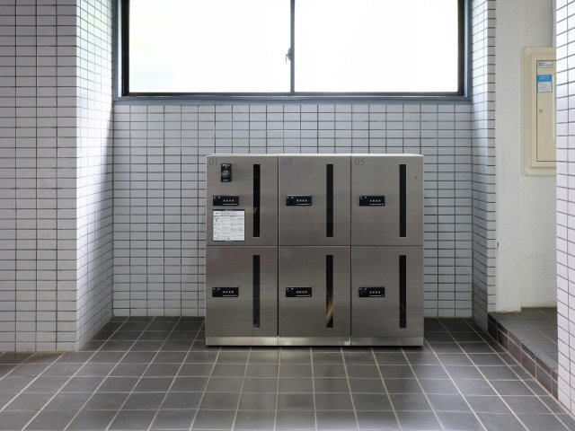 メインステージ代田橋203号室 6口の宅配ボックス完備。不在時の荷物受け取りも安心。