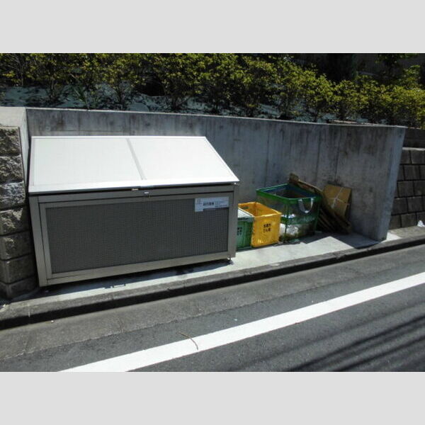 セジュールラフィネ 共用ゴミ置き場(専用ボックスが設置されています)