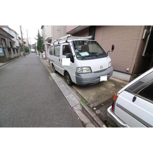 本中山3丁目貸家 駐車場