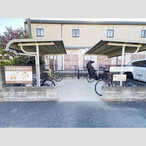 クレスト宇奈根 駐輪場