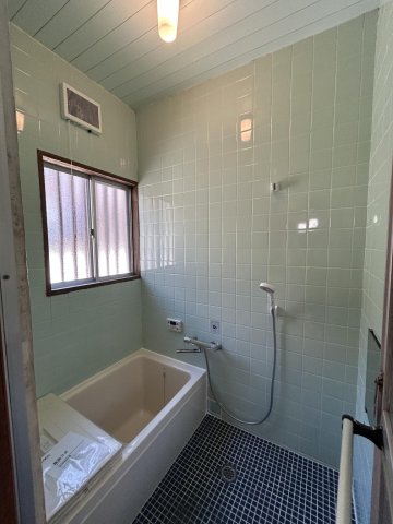 二俣尾戸建 追い焚き機能付きの浴室です。