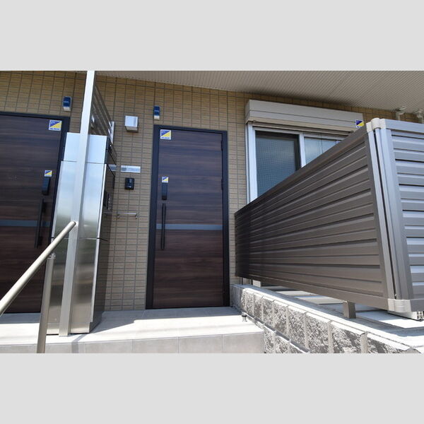 アーク・ド・ルミエールⅡ 玄関前