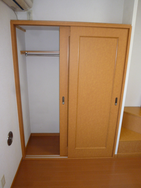レオパレス醍醐 クローゼットあります　２Ｆはカーペットになります