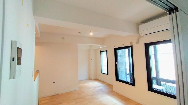 フロムファースト201号室 リビングと寝室は扉で仕切り。エアコンも新しくなりました