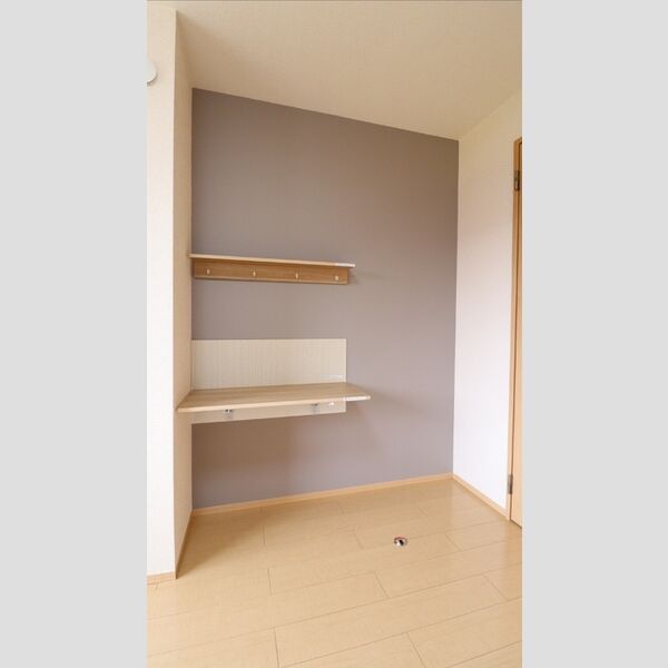 サンクス羽折202号室 ★折りたたみが出来るワークデスク★