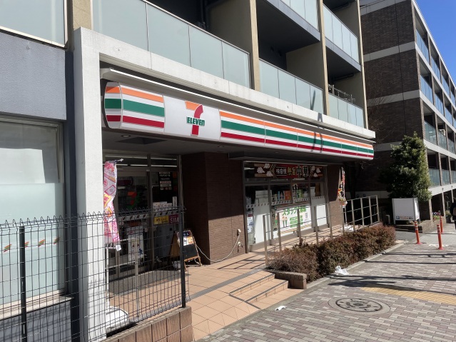 フラッフィー市谷台町401号室 セブンイレブン新宿曙橋駅北店(コンビニ)まで143m
