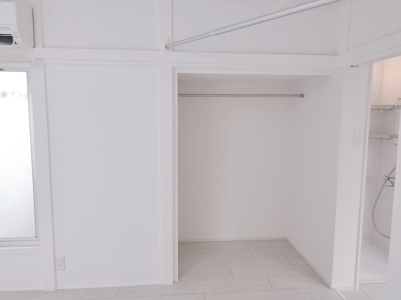 tronco祖師谷201号室 奥行きたっぷりの収納には衣装ケースやタンスが入ります