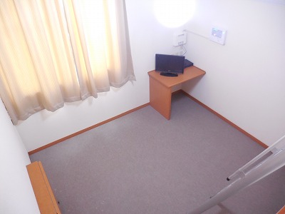 レオパレスヴィチーノ・Ｓ204号室 ロフト部分から見た居室