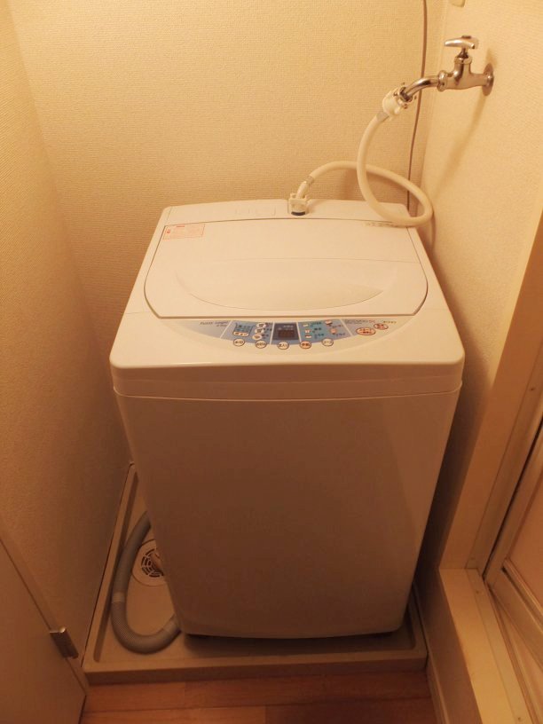 レオパレス西習志野 全自動洗濯機がバスルーム横にあります