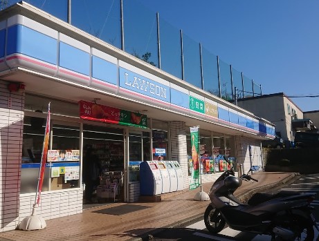 スカイピア磯子201号室 【コンビニエンスストア】ローソン 磯子森五丁目店まで631ｍ