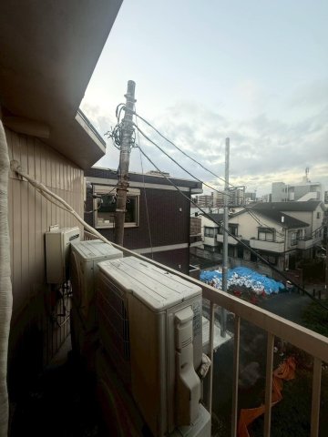 新穎マンション401号室 ベランダは狭いですが、目の前に遮るものもございません♪