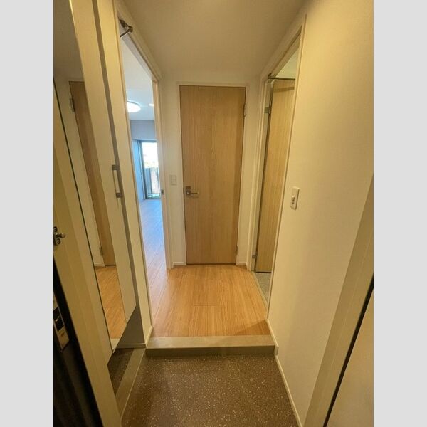 ロイジェント西新井0108号室 玄関