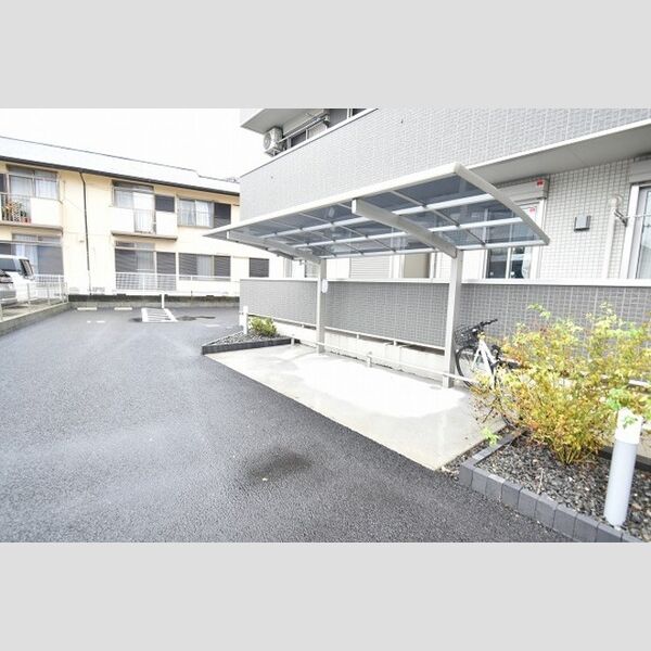 ロイヤルパークス石田 駐輪場