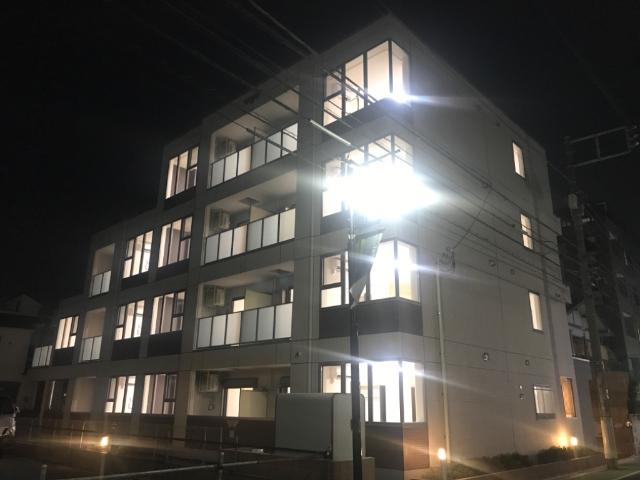 ゼファー上石 外観写真（夜）
