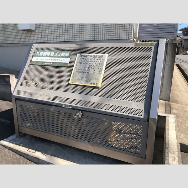 イルミナ102号室 ゴミストッカー