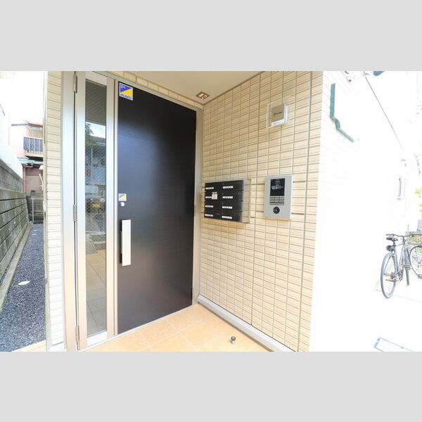 三花土202号室 エントランス(オートロック・集合ポスト)