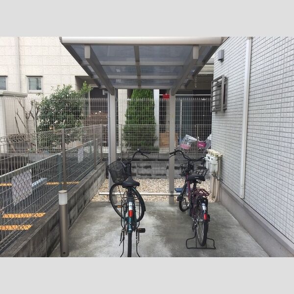 ルチェンテ 屋根付き駐輪場