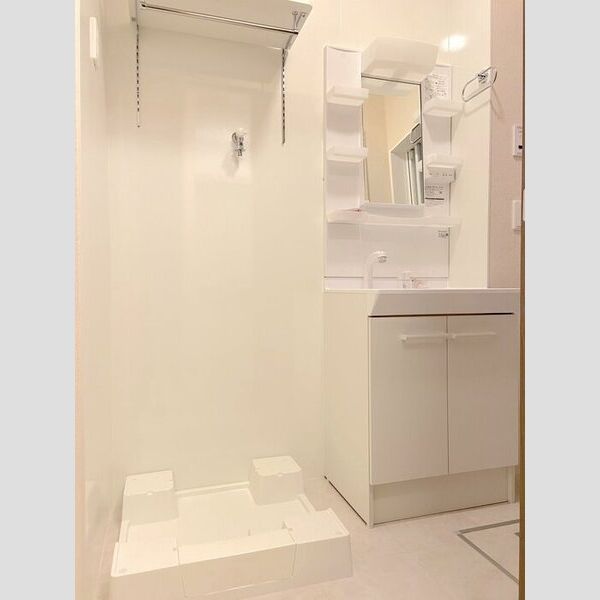 クレール藤沢Ⅱ 洗濯機置き場には便利な棚があります!