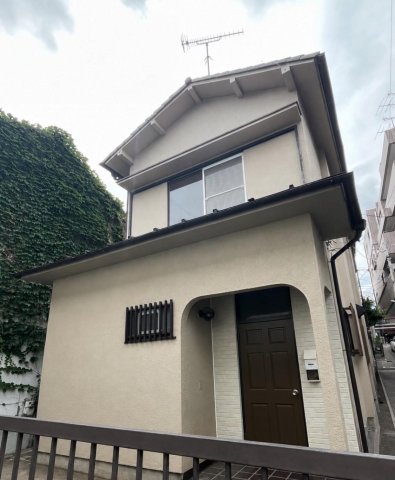 山元町2丁目戸建 ベージュの外壁と玄関の丸みのあるアーチが特徴の外観