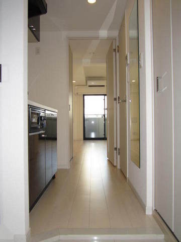 グランド・ガーラ桜木町駅前7階 玄関入ると人感センサー付きライトが照らしてくれます☆