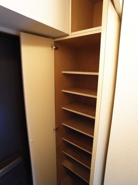 ライオンズマンション東北沢2階 靴入