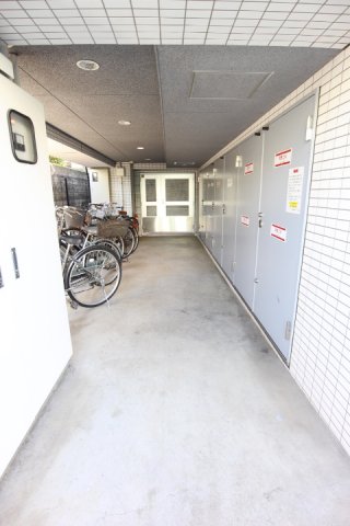 プラウドフラット荻窪Ⅱ204号室 駐輪場　※参考写真
