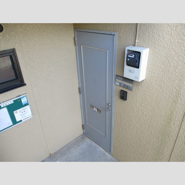 ラヴェニュ　E E102(玄関)