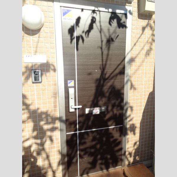 フロース102号室 玄関(カード鍵)