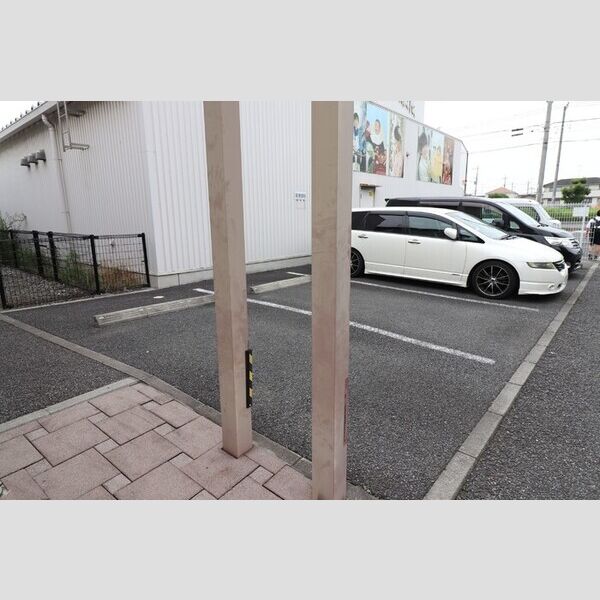 ブリリアントガーデン 駐車場