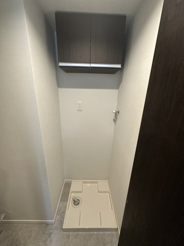 シールーム鵠沼海岸103号室 室内洗濯機置場の上には棚があります！