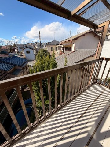 富士見市羽沢戸建て 展望のよい2階ベランダ、廊下から直接出ることが可能です。