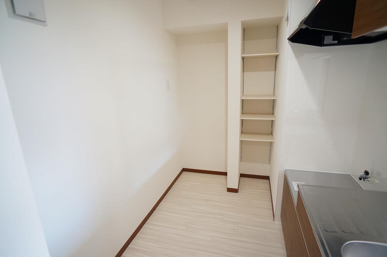 クロノスディオ103号室 広めのカウンターキッチン、収納も充実