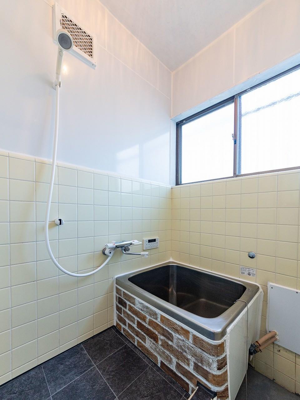 ペットと暮らす田喜野井戸建 清潔感ある床シートを張り直しました。追炊きもご利用頂けます。