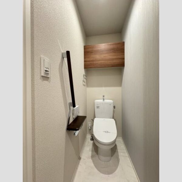 フレジア303号室 トイレ(温水洗浄便座)上部には棚あり♪