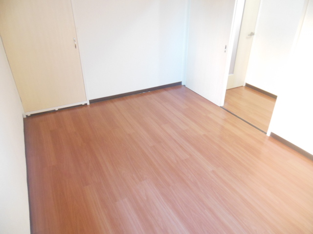 サンモール向台 北側洋室（出窓あり）