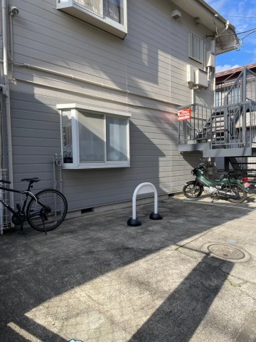 ヴィラクレイン102号室 広々とした建物前スペース。