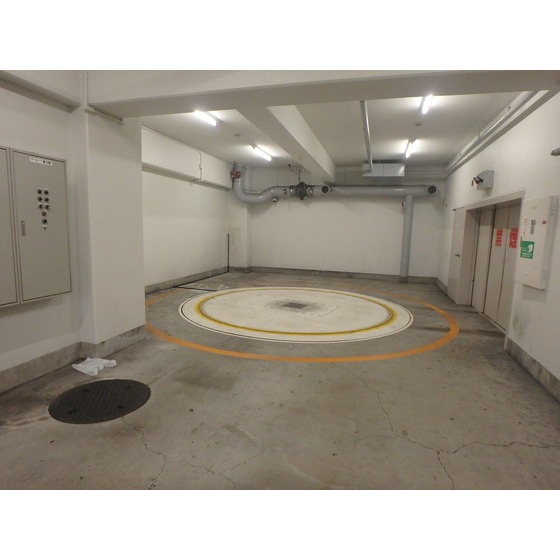 ロイヤルフラット野毛山壱番館401号室 駐車場