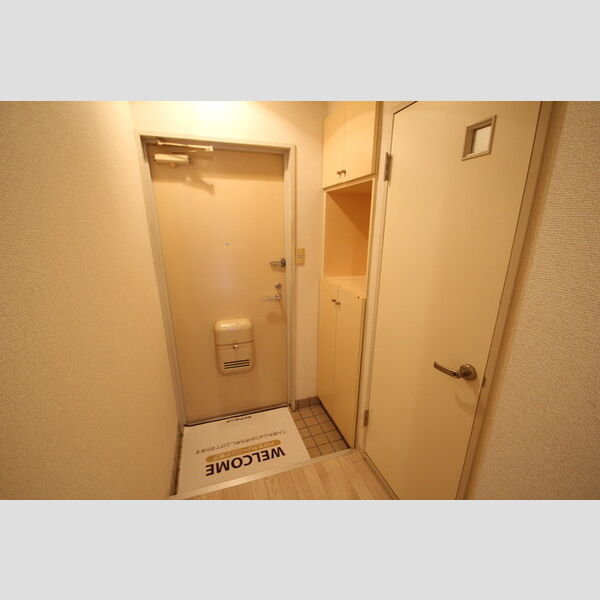 フラワーフィールドマンション 玄関には飾り棚があるシューズBOX!