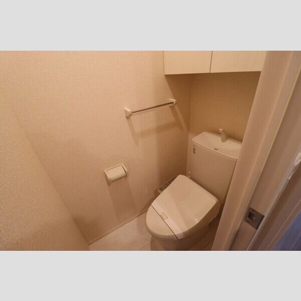 リサーナ305号室 トイレ　温水洗浄暖房便座