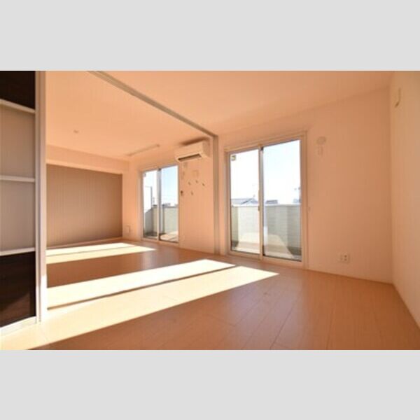 グランイーグルB302号室 居室とリビングダイニング