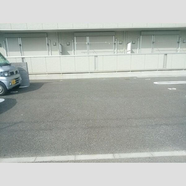 クオリタ・リリ305号室 駐車場