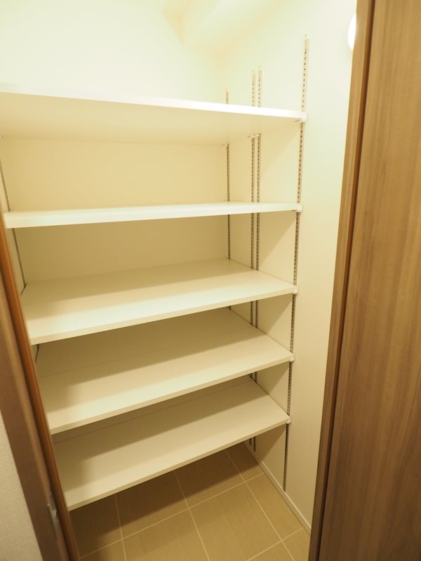 レジディア中目黒Ⅲ2階 収納