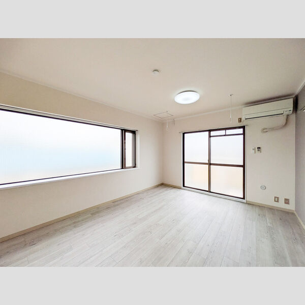 ビラ・フラワーヒル305号室 洋室(窓側)