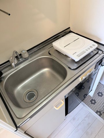 パレス井土ヶ谷201号室 IH電器コンロとミニ冷蔵庫付きのキッチンです