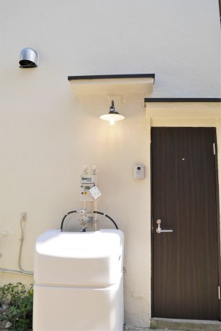 ペットDIY可マリアージュ弘明寺戸建 玄関横にあるボックスはプロパンガスです。