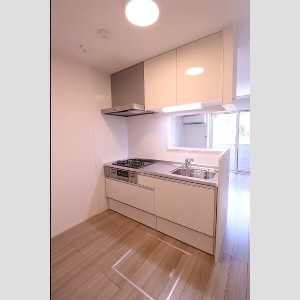 カーサリオ102号室 ホワイト色の落ち着いたキッチン