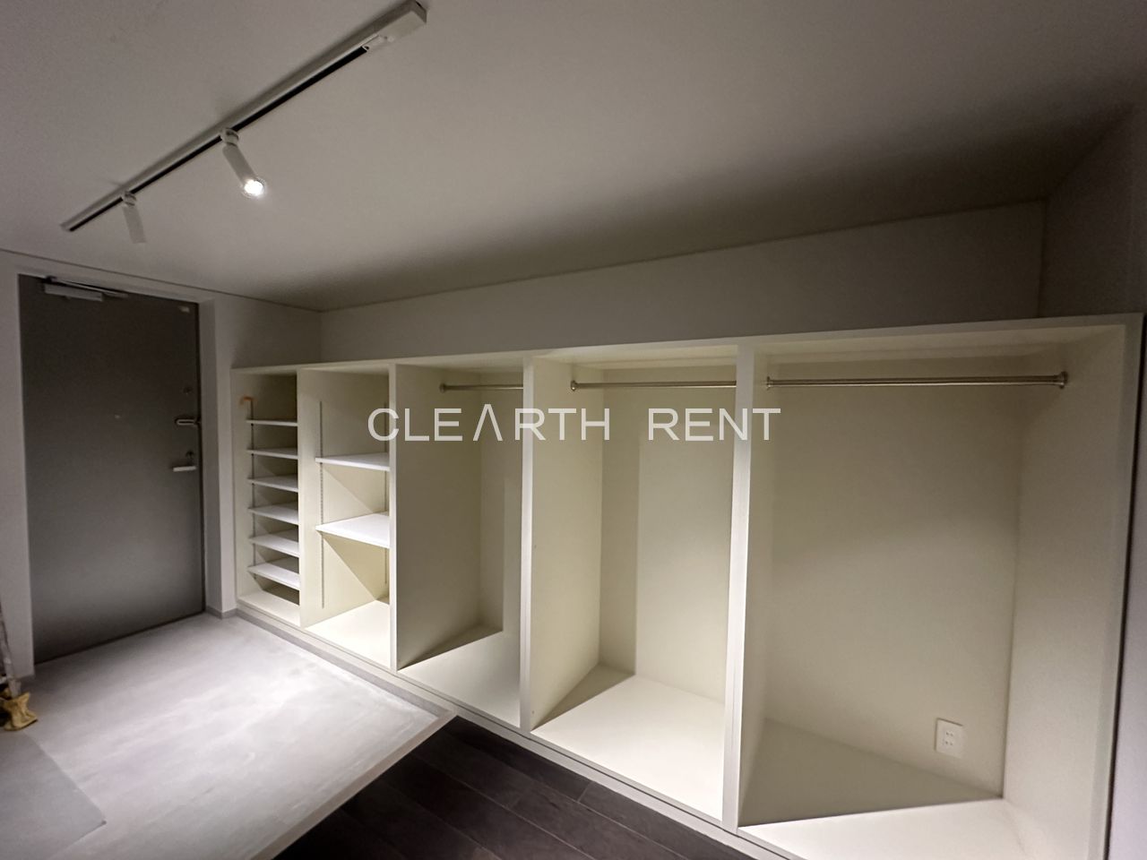 アスタルテ上原 1 階には玄関とゆとりある収納空間を配置。