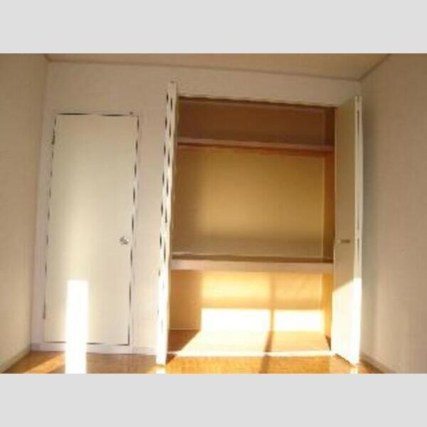 ルアール佐知川　壱番館 洋室収納(南側)