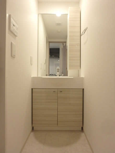 ガーラ・ヴィスタ調布2階 明るい洗面所です