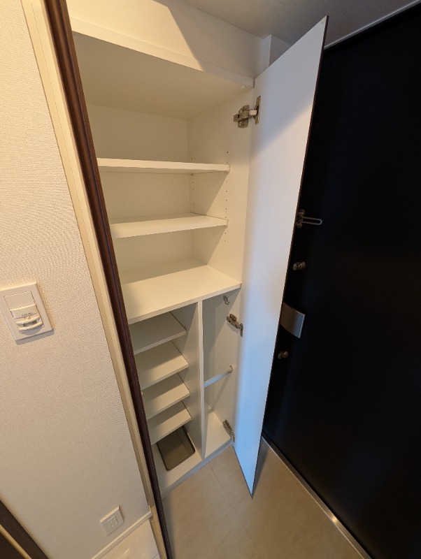 CREALpremier浅草橋10階 下足入れ